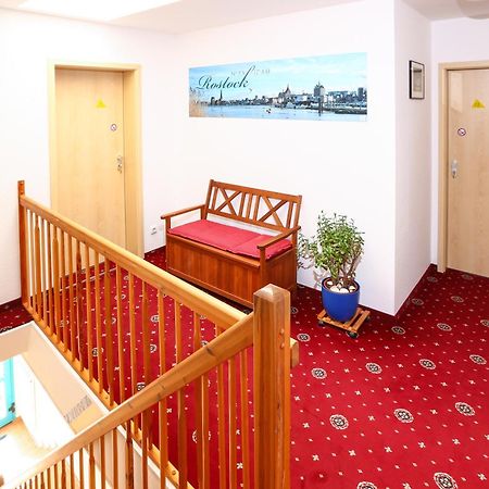 Hotel-Pension "Petridamm" รอสต็อค ภายนอก รูปภาพ