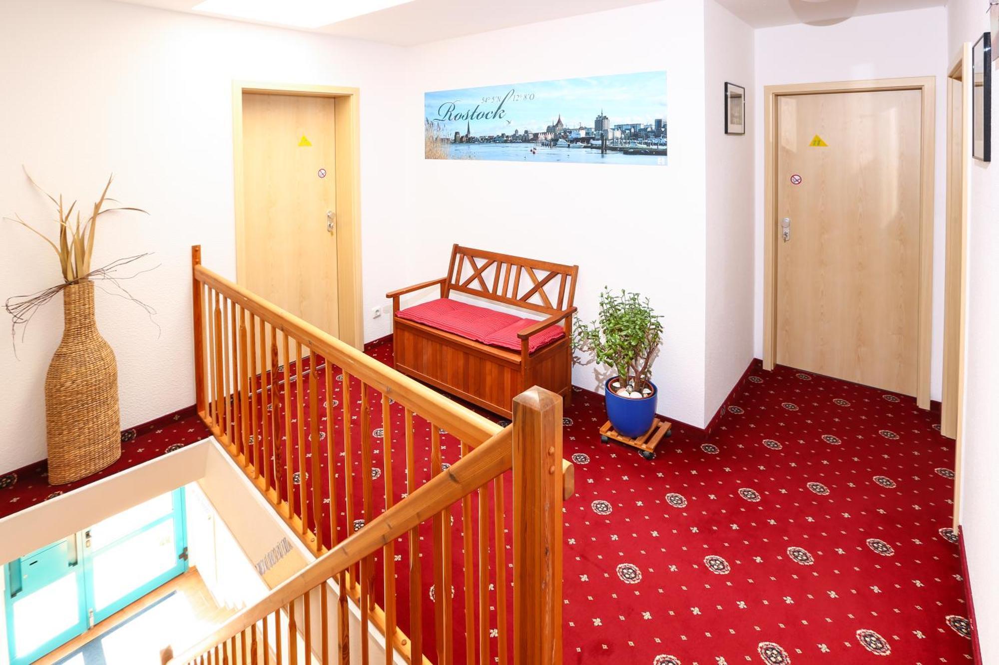 Hotel-Pension "Petridamm" รอสต็อค ภายนอก รูปภาพ