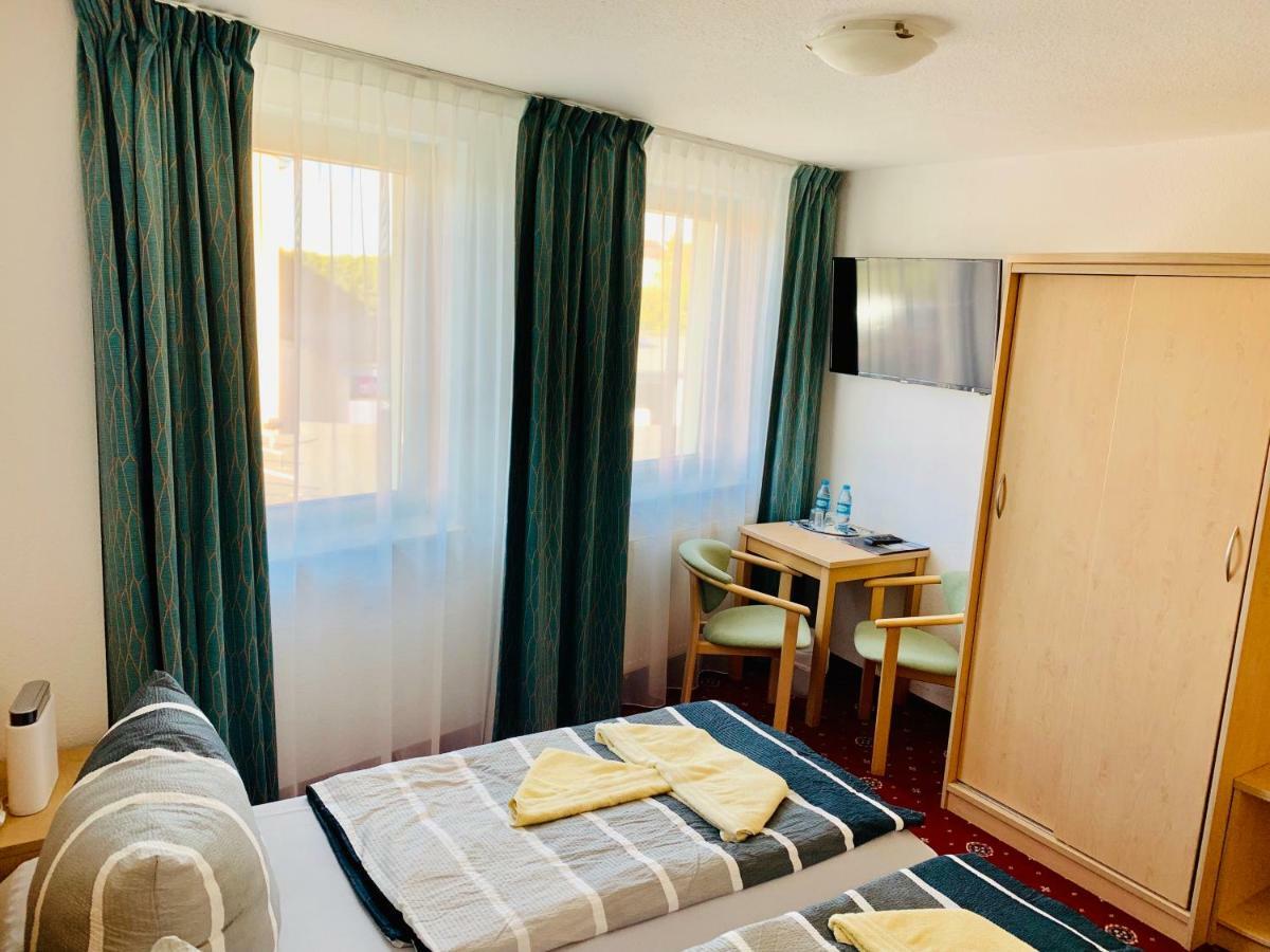 Hotel-Pension "Petridamm" รอสต็อค ภายนอก รูปภาพ