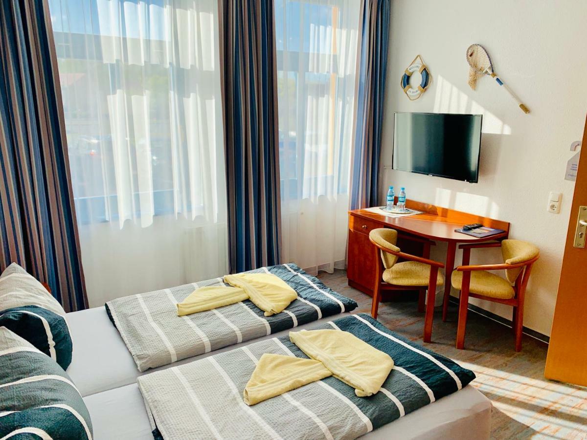 Hotel-Pension "Petridamm" รอสต็อค ภายนอก รูปภาพ