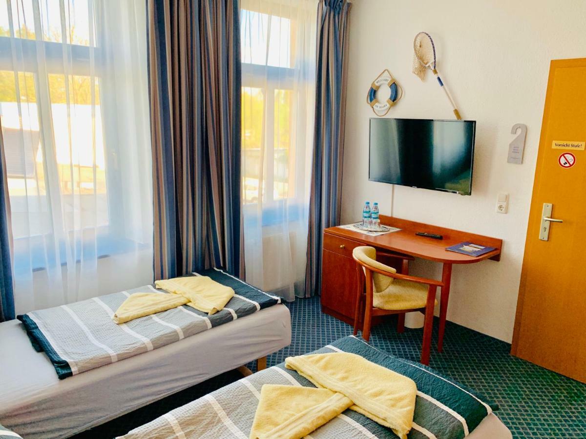 Hotel-Pension "Petridamm" รอสต็อค ภายนอก รูปภาพ
