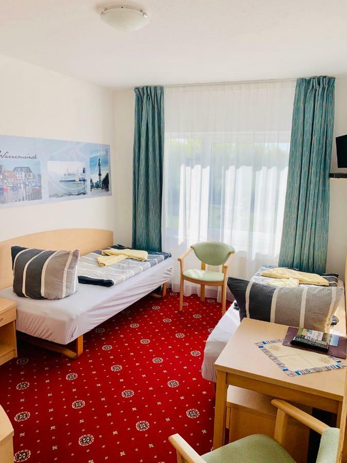 Hotel-Pension "Petridamm" รอสต็อค ภายนอก รูปภาพ