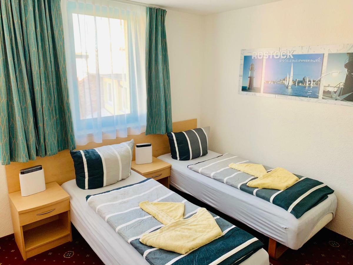 Hotel-Pension "Petridamm" รอสต็อค ภายนอก รูปภาพ