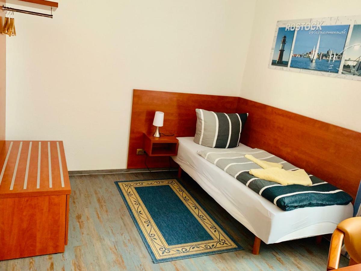 Hotel-Pension "Petridamm" รอสต็อค ภายนอก รูปภาพ